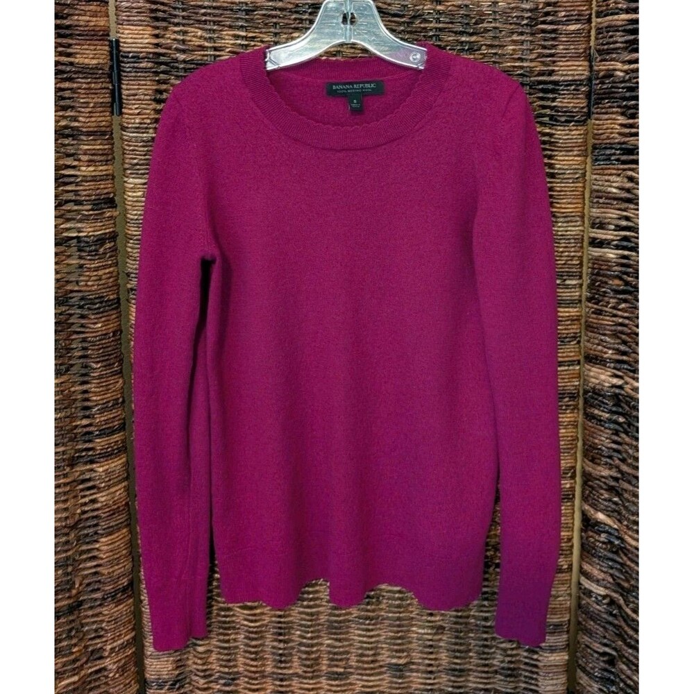 Banana Republic 100% Merino Wool Sweater Scalloped Neckline Dainty Extra Fine